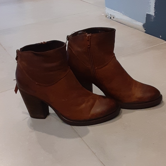 Steve Madden Shoes - Steve Madden leather ankle booties